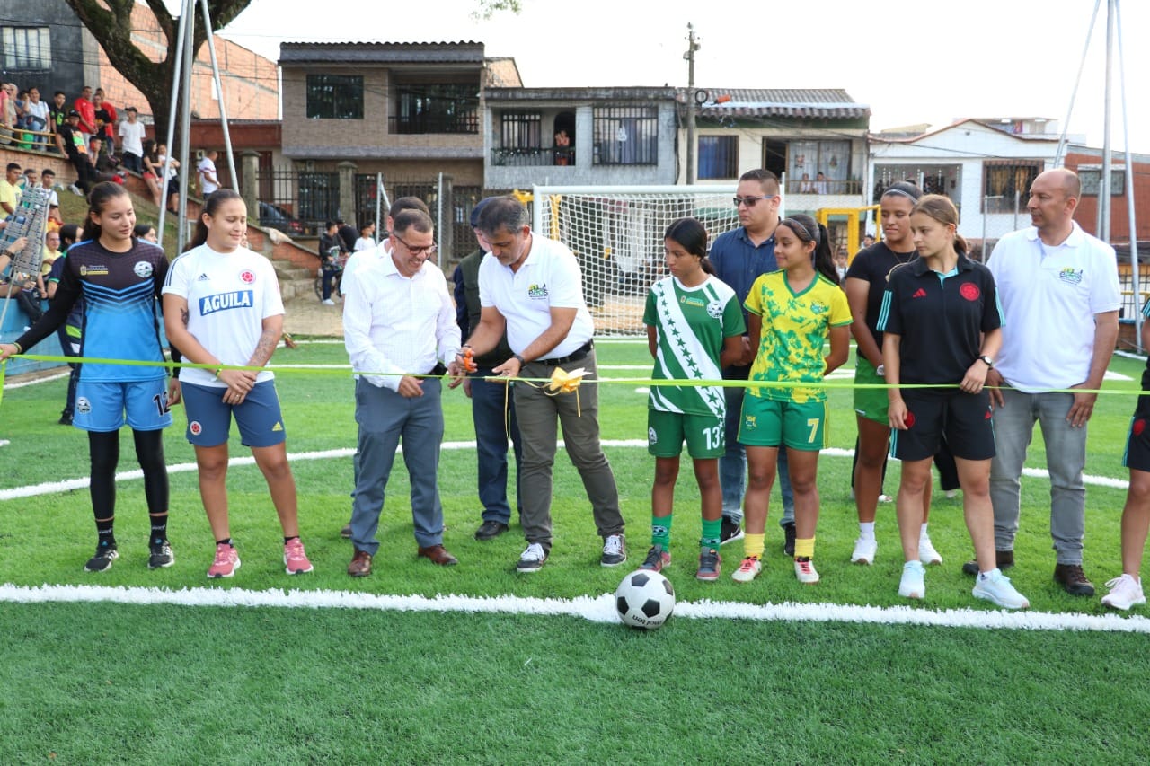 Con partido de exhibición de fútbol femenino, se inauguró parque Los Naranjos