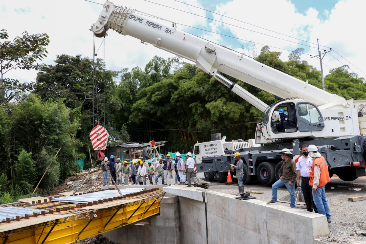 En recta final trabajos de la solución vial Milán – Prado Verde – La Pradera - grua cargando estructura