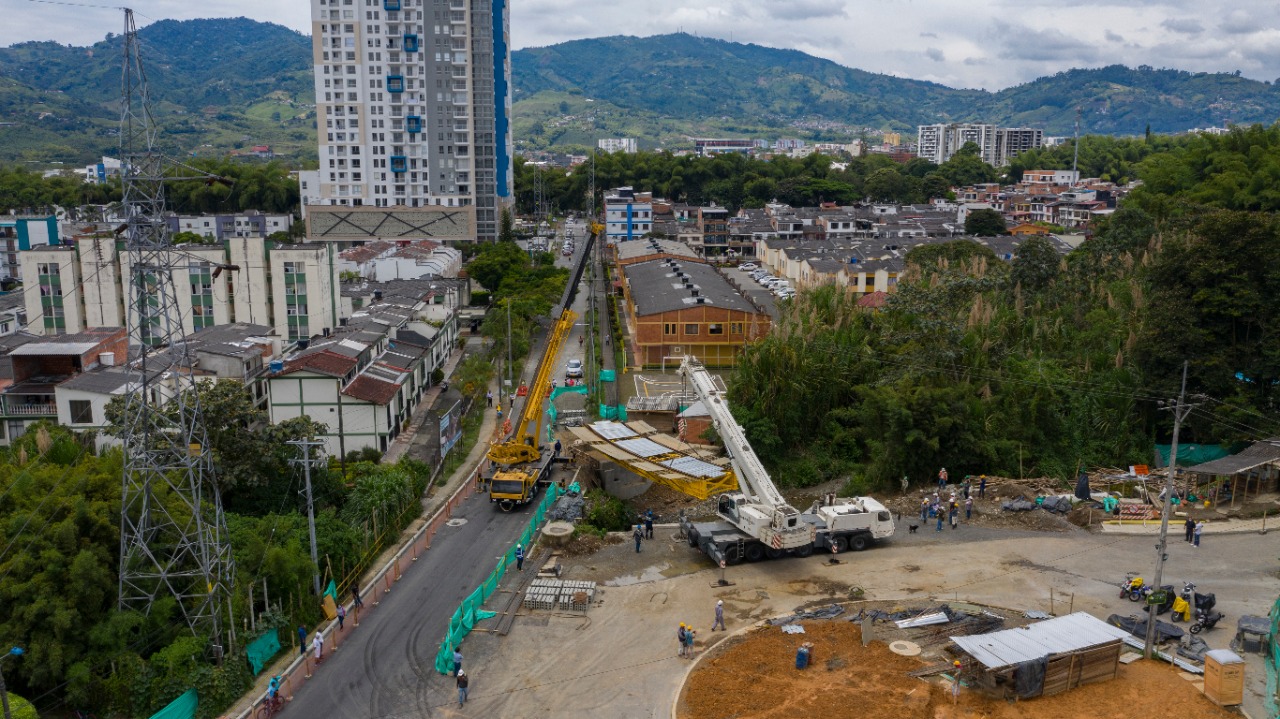 En recta final trabajos de la solución vial Milán – Prado Verde – La Pradera - varias gruas cargando