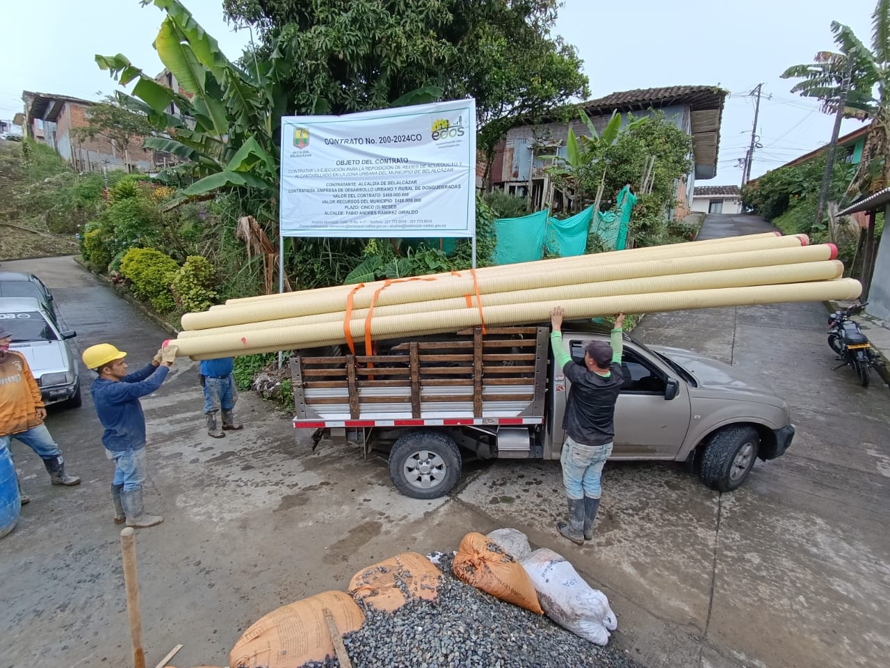 Carro con materiales obra Belalcazar